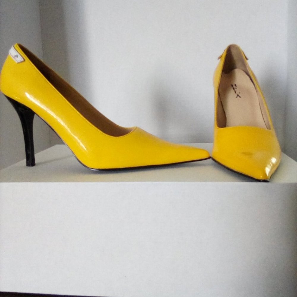 Size 7 bright yellow heels Unworn.